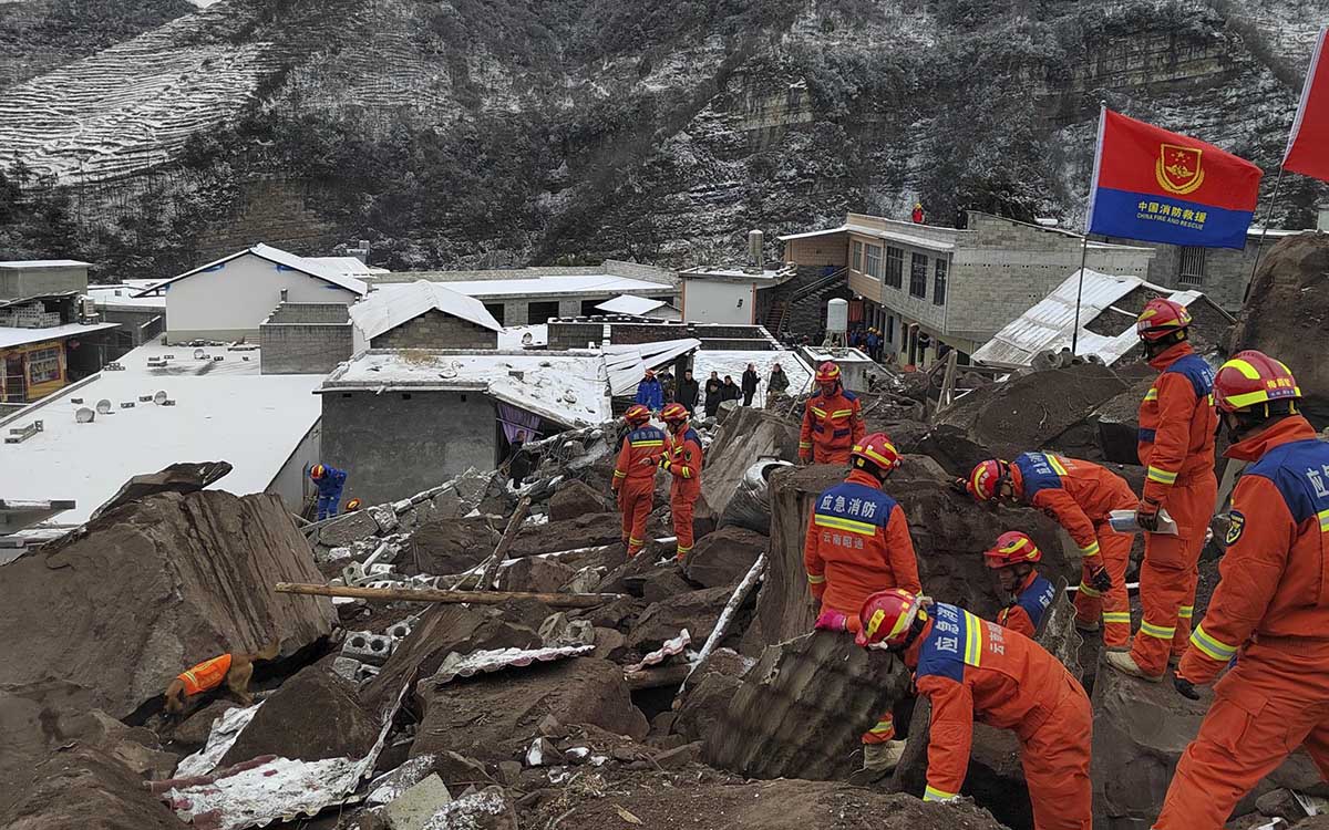 China: Al menos dos muertos tras deslave que dejó a casi 50 personas sepultadas
