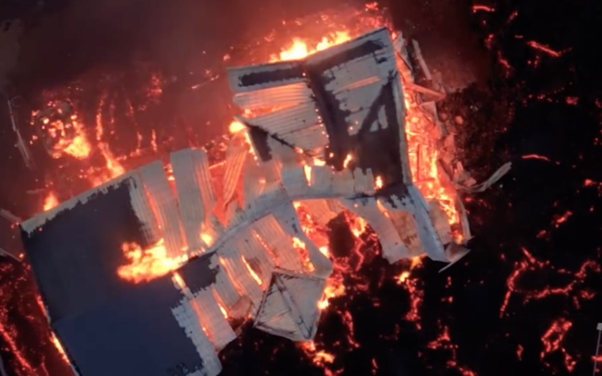 Dron muestra ríos de lava quemando casas en Islandia