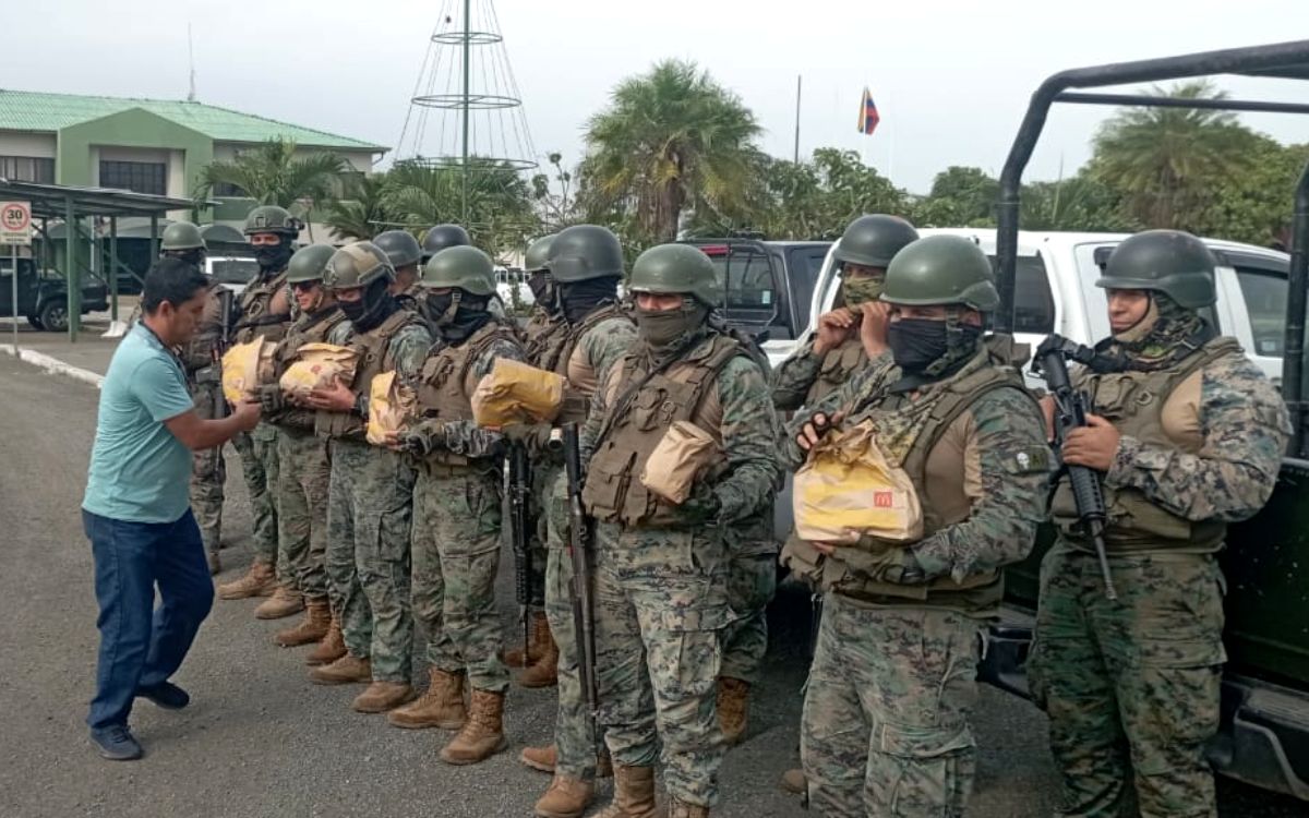 Ecuador: McDonald’s donó hamburguesas a soldados que patrullan las calles