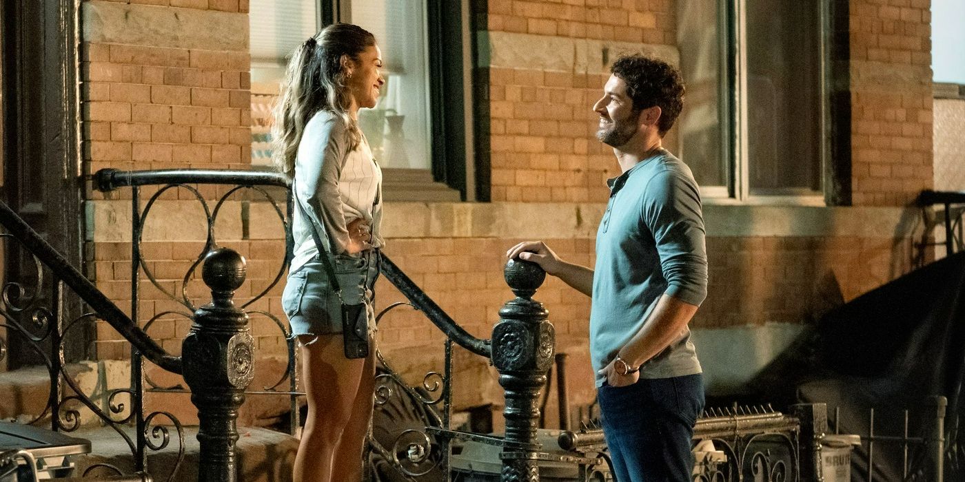 Gina Rodríguez como Mack y Tom Ellis como Nick sonriéndose el uno al otro en una entrada en la película Players de Netflix.