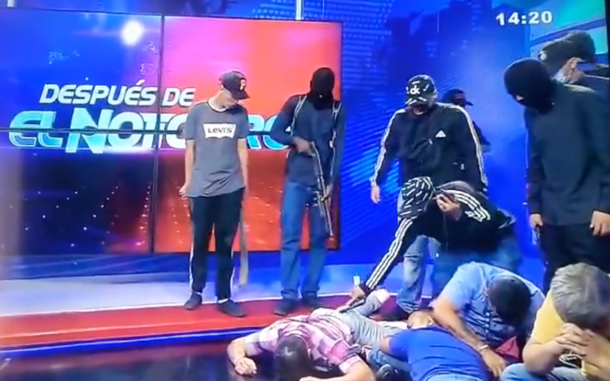 Encapuchados con armas toman canal de televisión en Ecuador