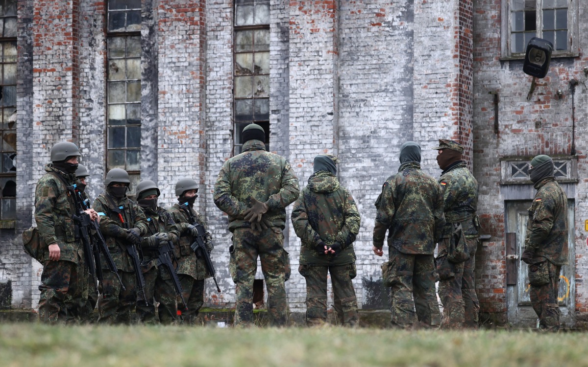 Estados Unidos congela ayuda militar a Ucrania
