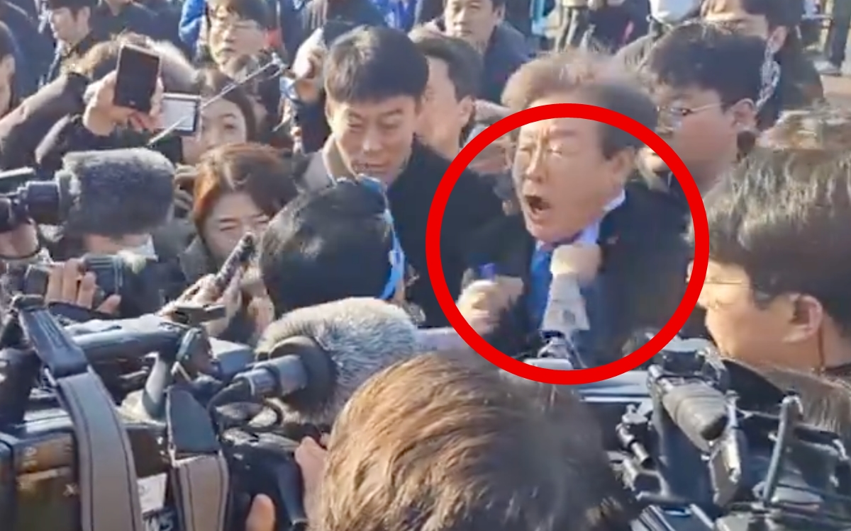 Fuertes imágenes | Apuñalan a líder de la oposición de Corea del Sur