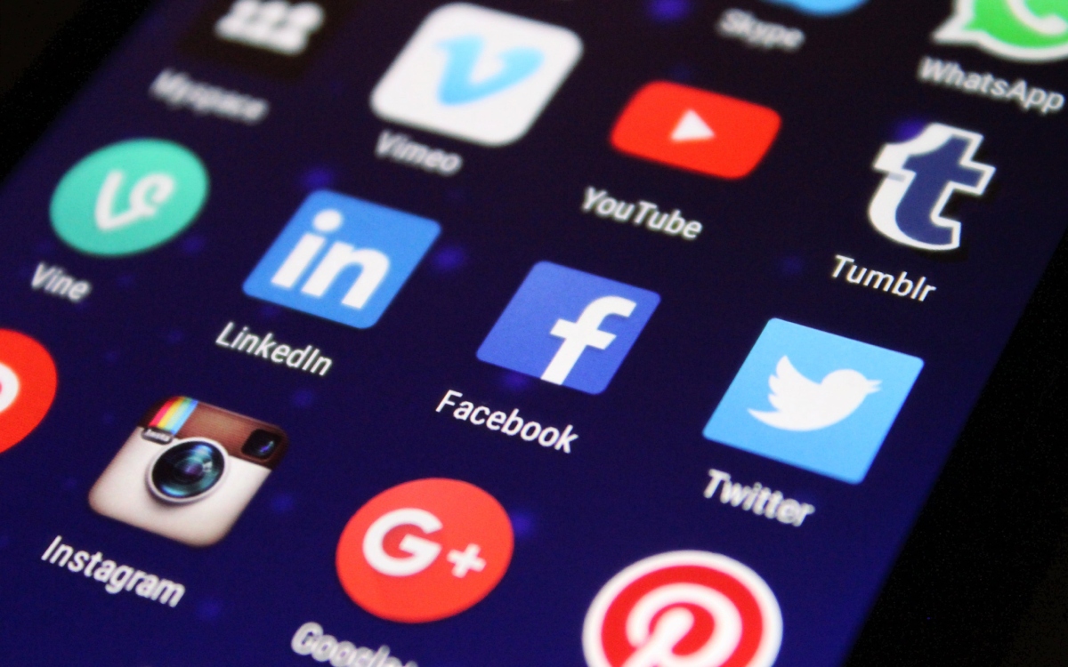Instagram y Facebook restringirán más contenidos a adolescentes