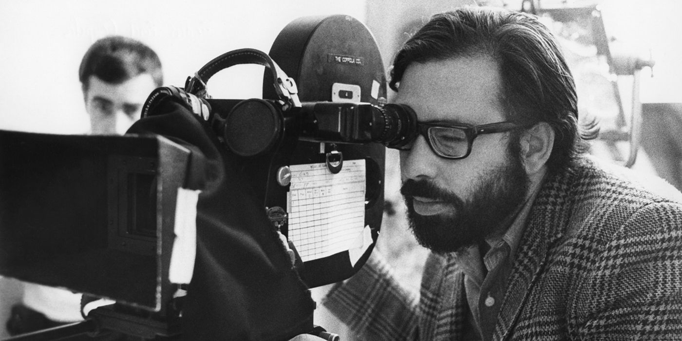 Francis Ford Coppola mirando a una cámara