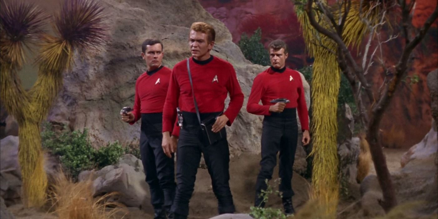 “La seguridad no llega a casa tanto como ustedes”: los camisas rojas de Star Trek sabían que eran carne de cañón, lo que hace que sus muertes sean aún más oscuras