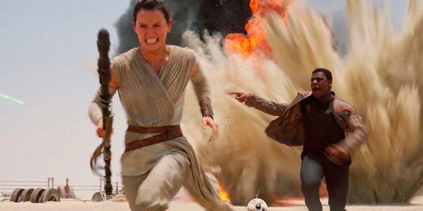 Rey y Finn huyen de las explosiones en Star Wars: El despertar de la fuerza.