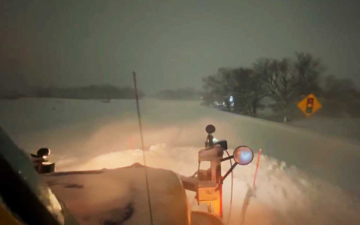 Maquinas se abren paso entre mar de nieve en NY | Video