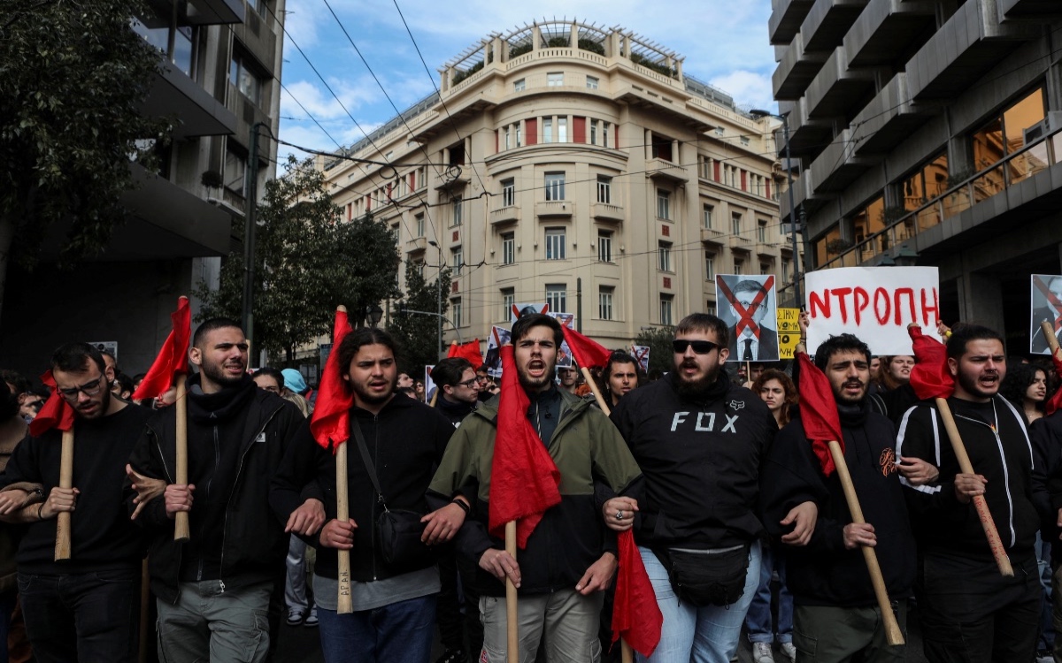 Miles de personas protestan en Grecia contra la creación de universidades privadas