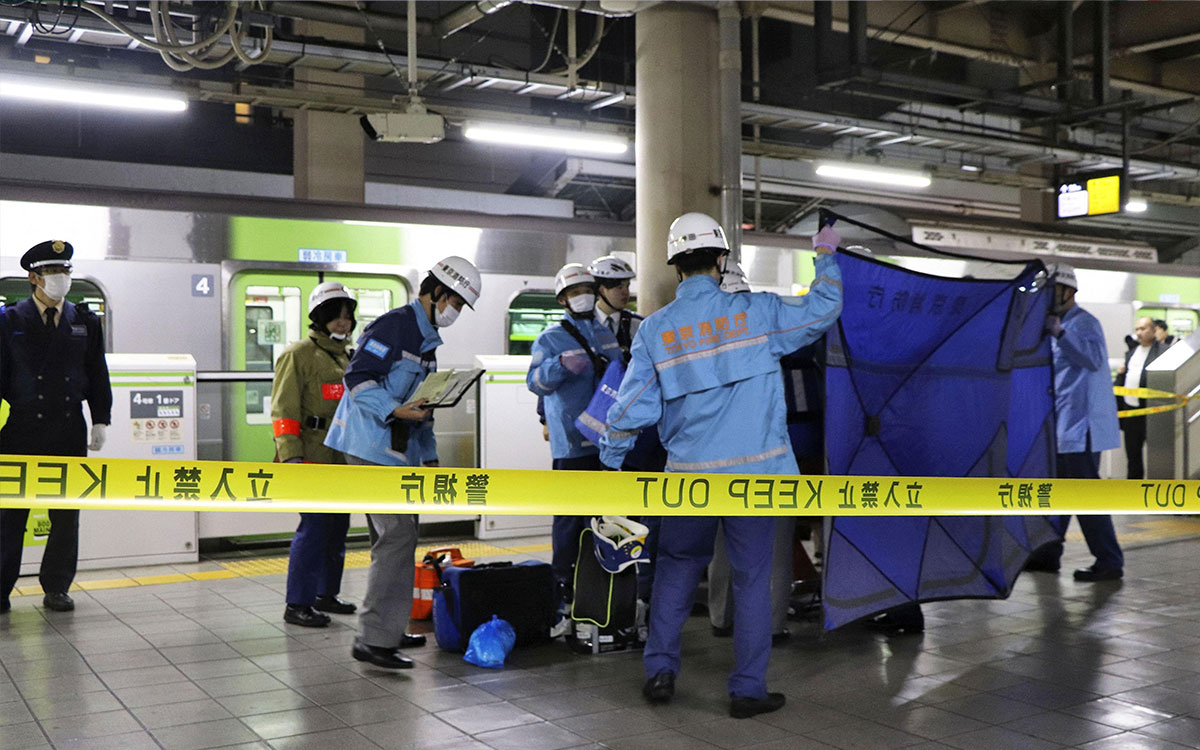 Mujer apuñala a tres personas en tren de Tokio