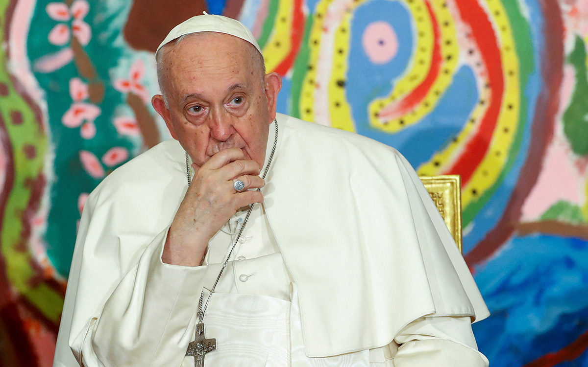 Papa defiende bendición de parejas homosexuales; no piensa en renuncia