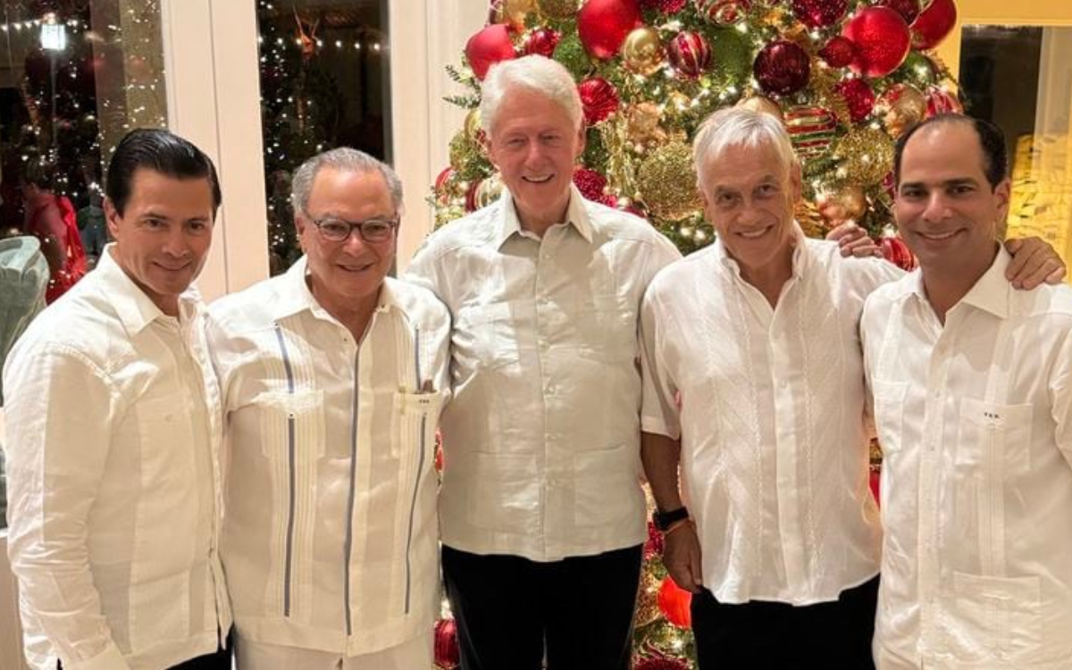 Peña Nieto reaparece... con los Clinton y en República Dominicana