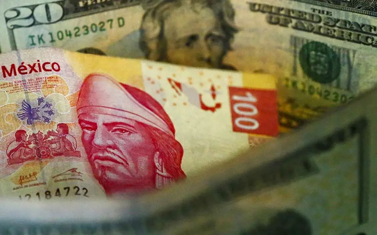 Peso mexicano retrocede tras alcanzar su mejor nivel en 4 meses
