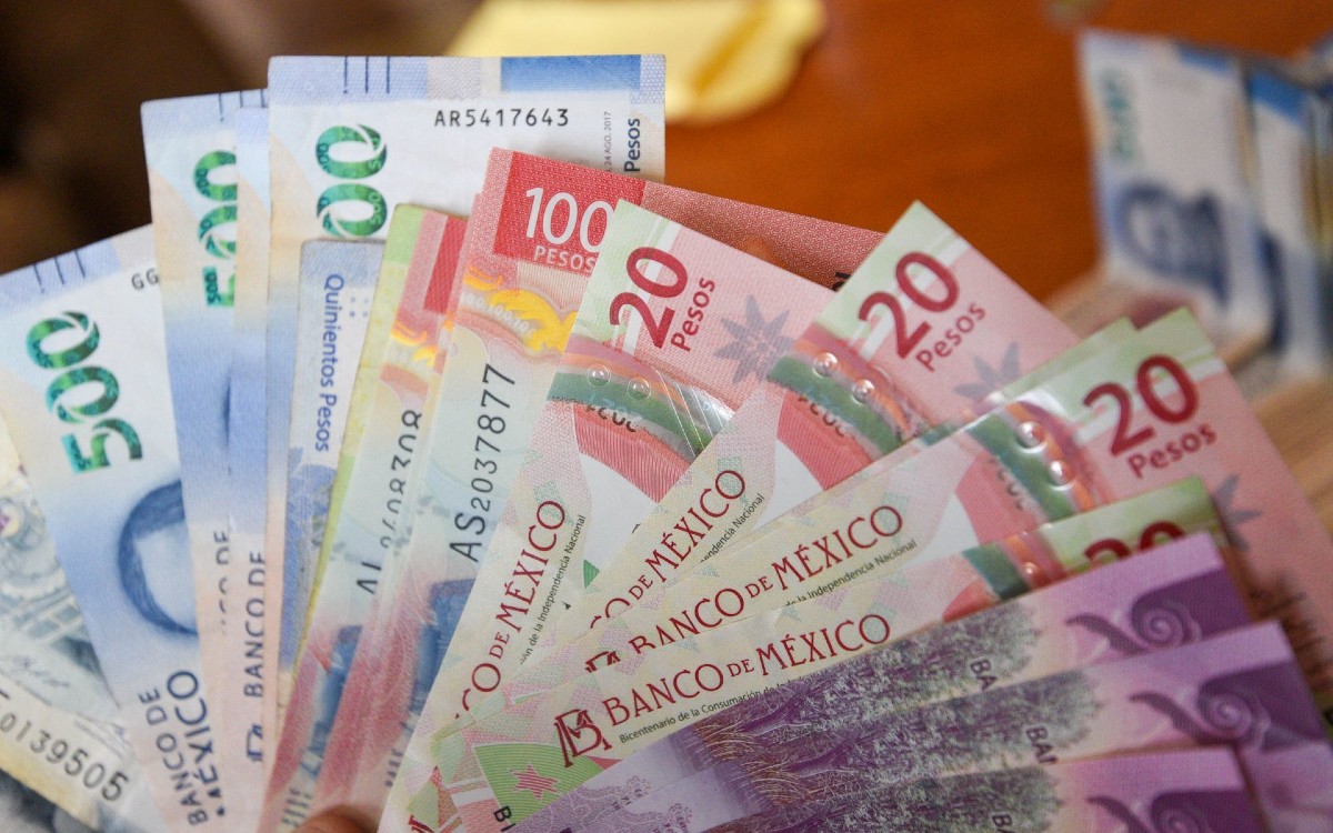 Peso mexicano toca peor nivel desde diciembre; bolsa pierde