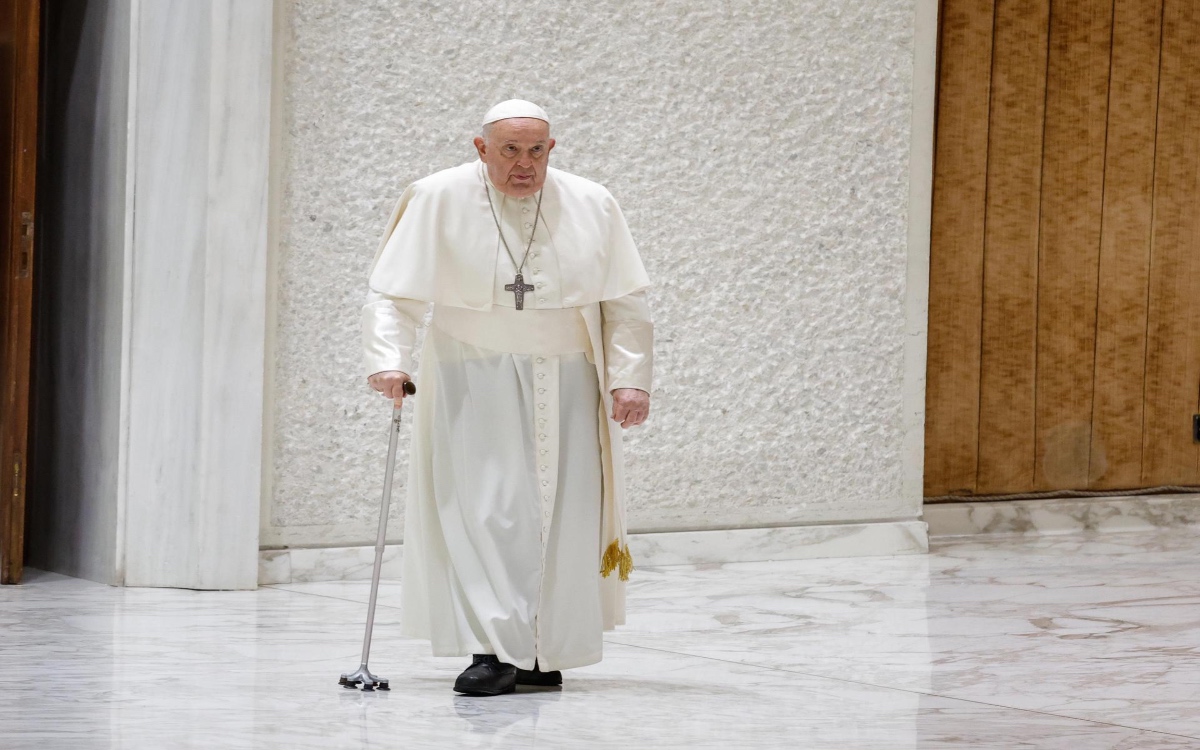 Por ‘un poco de bronquitis’, el Papa interrumpe su discurso