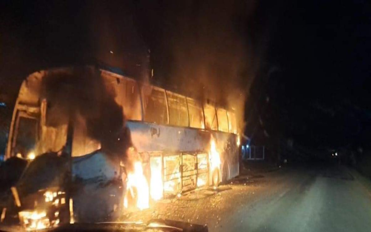 Queman vehículos y cuelgan mensajes en Macuspana, Tabasco