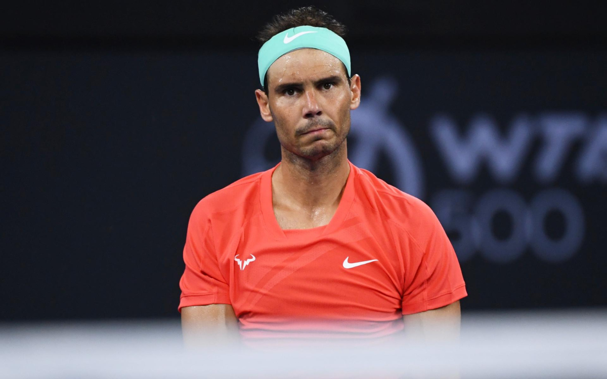 Rafa Nadal cae eliminado de Brisbane y regresan sus molestias musculares | Video