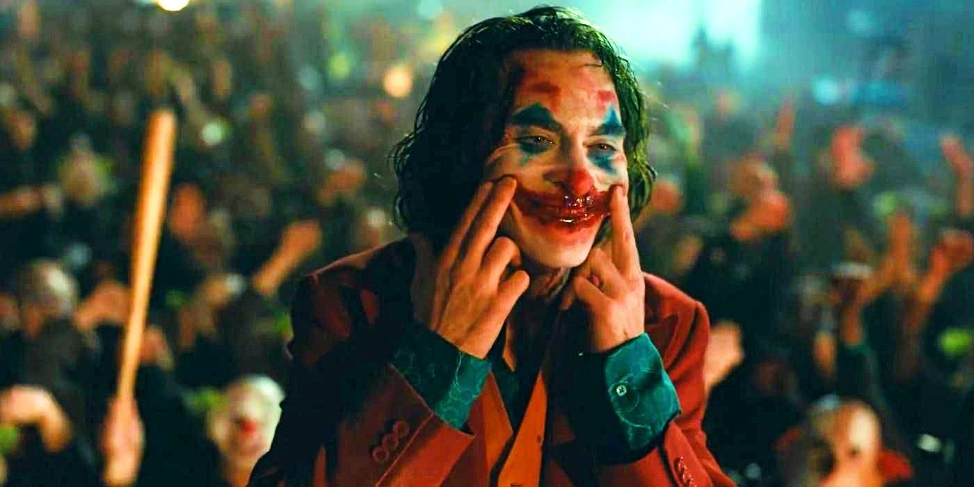 Joaquin Phoenix como Arthur Fleck sonríe a la multitud que lo vitorea en Joker