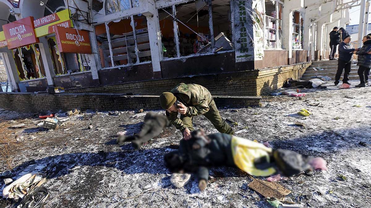 Ucrania niega la autoría del ataque a un mercado de Donetsk en el que murieron 25 personas