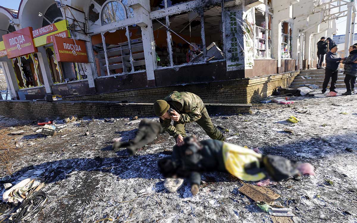 Ucrania niega la autoría del ataque a un mercado de Donetsk en el que murieron 25 personas
