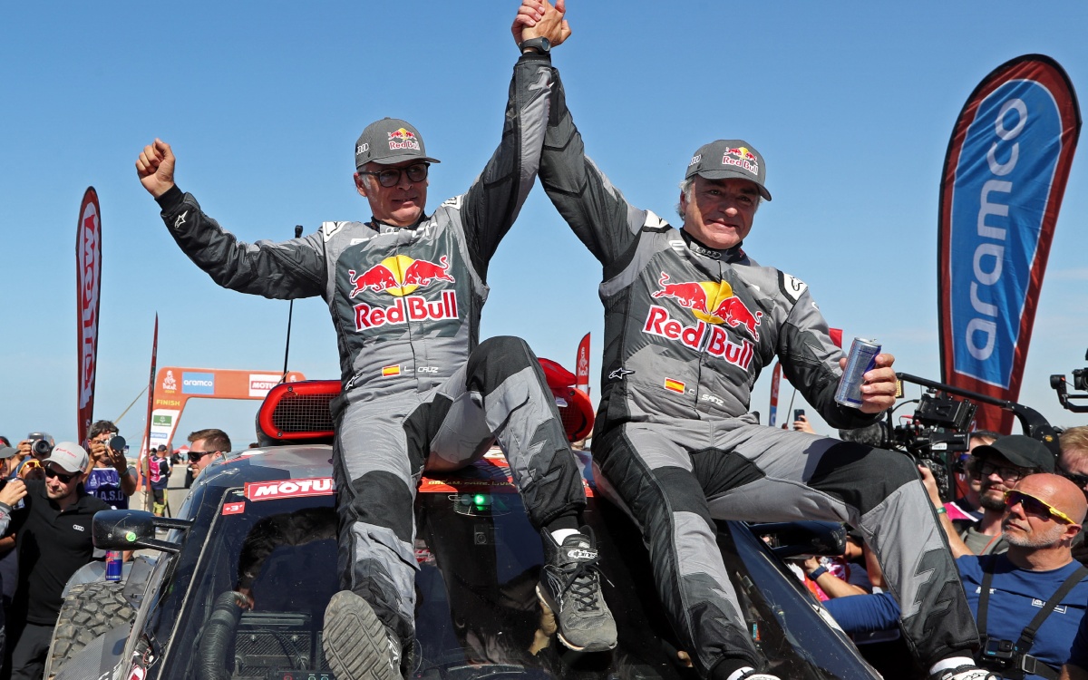 Un histórico Carlos Sainz alza su cuarto Dakar a los 61 años