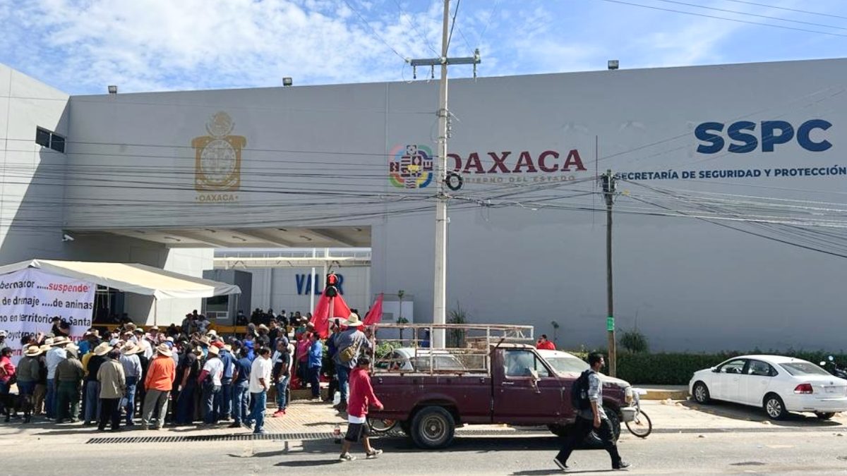 Video | Habitantes toman cuartel de la policía en Oaxaca; retienen a decenas de trabajadores