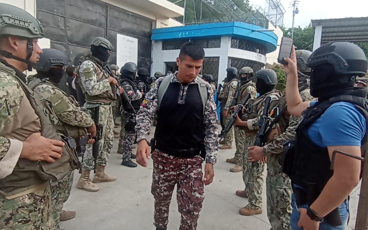 Video y fotos | Ecuador: Liberan a 41 funcionarios de cárceles; 136 siguen retenidos por reos