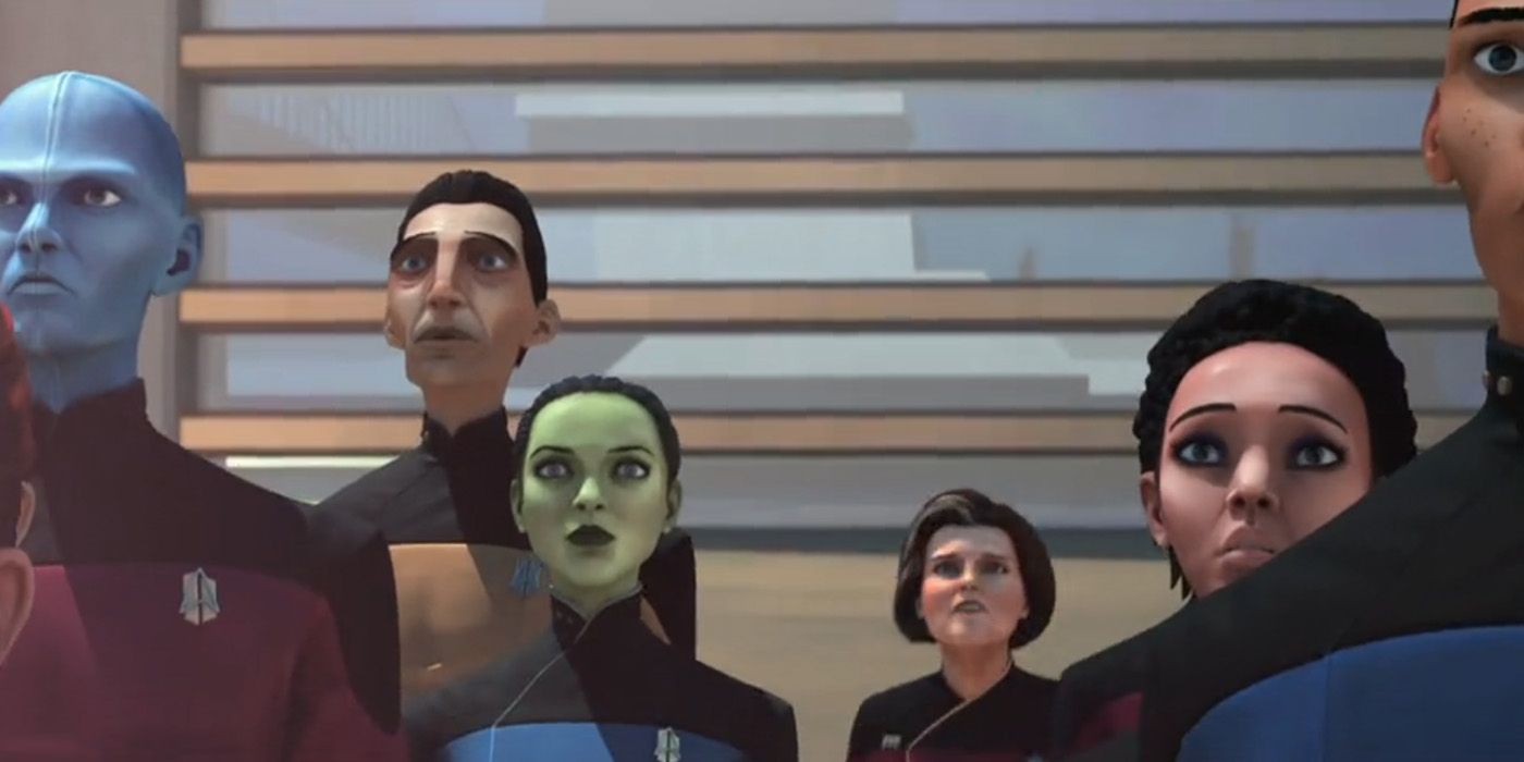 Una multitud de oficiales de la Flota Estelar, incluida la almirante Janeway, observa Star Trek: Prodigy 
