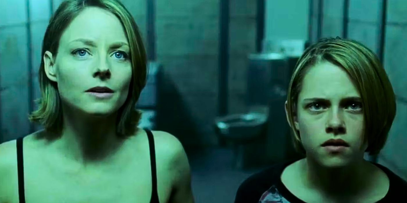 Jodie Foster y Kristen Stewart miran fijamente los monitores en Panic Room