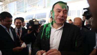 Activistas climáticos arrojan pintura verde al líder de la derecha portugués