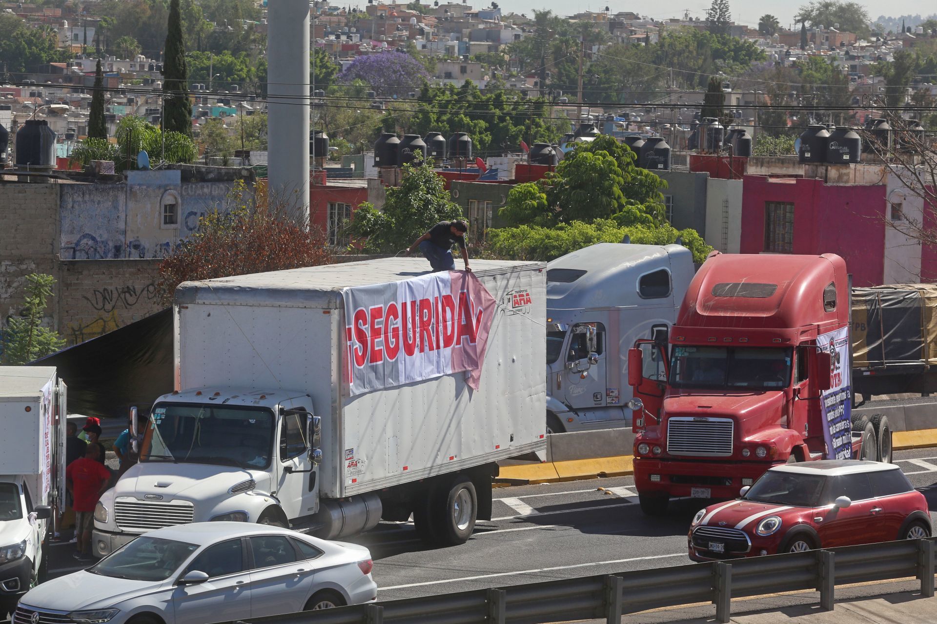 Alistan transportistas paro nacional en carreteras para el lunes
