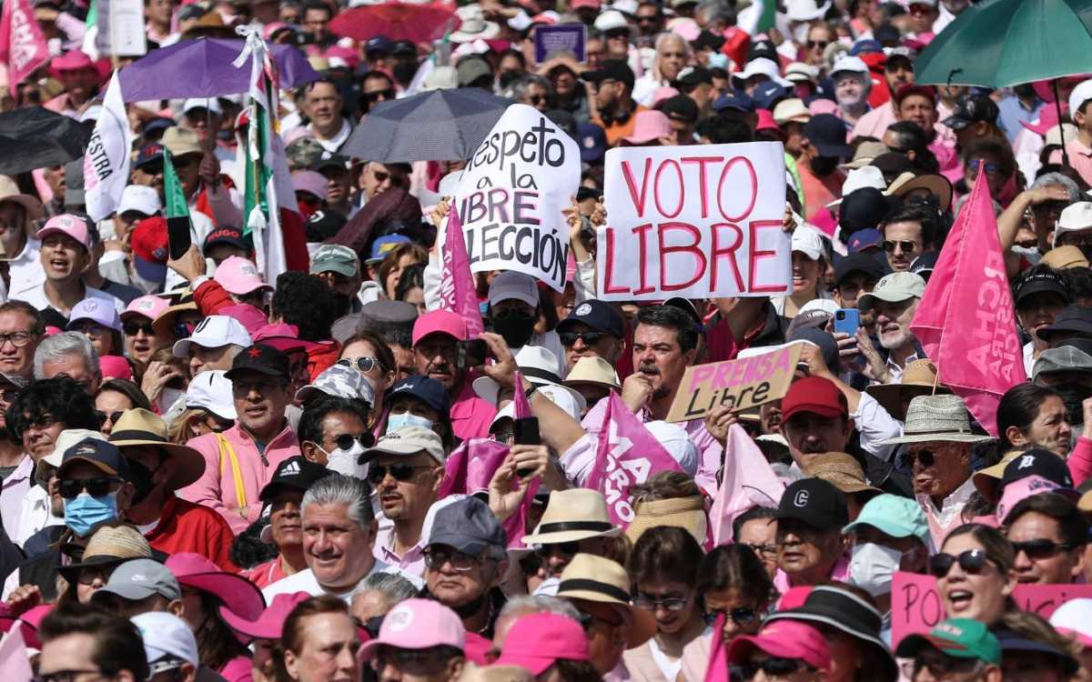 Consignas de la multitud en el Zócalo: ‘la ley es la ley’, ‘narcopresidente’, ‘voto libre’…