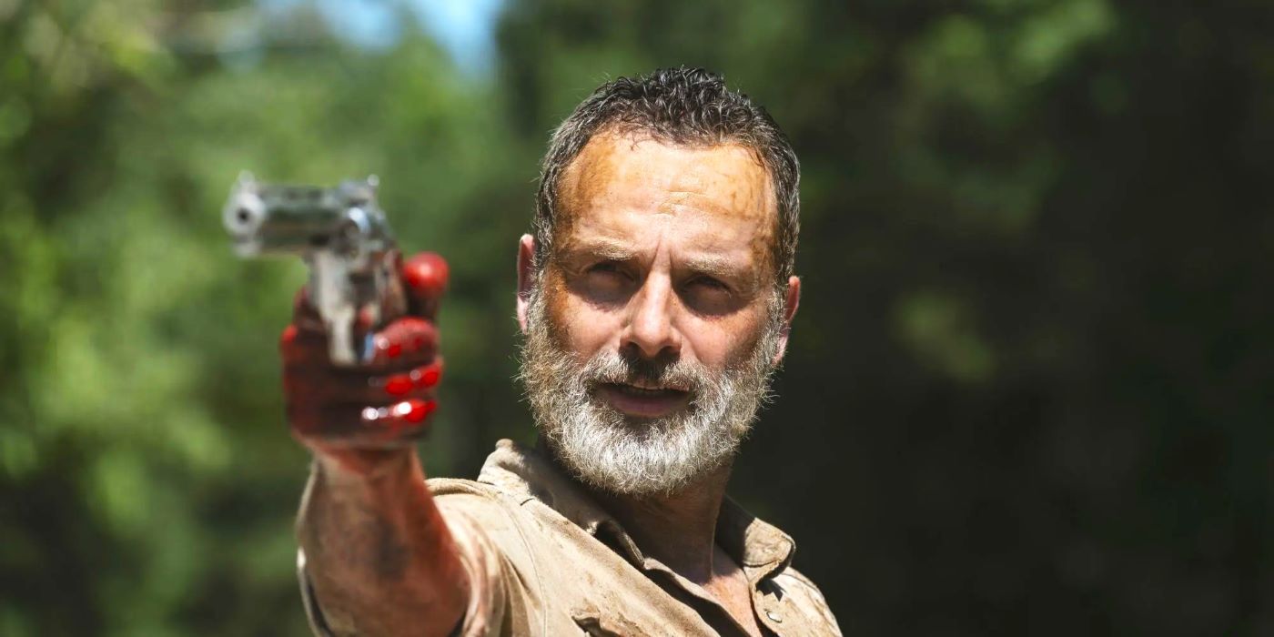 Rick Grimes con la mano ensangrentada apuntando con su arma en el episodio 5 de la temporada 9 de The Walking Dead