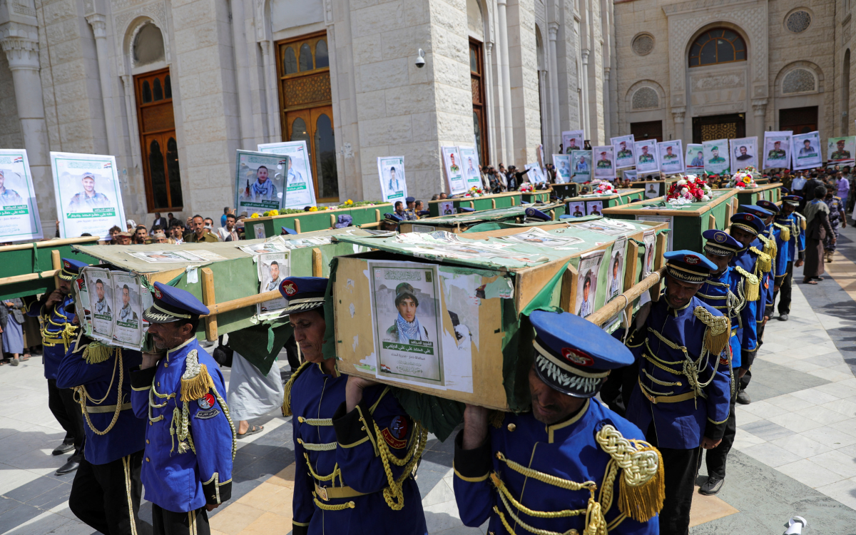 Hutíes entierran a 18 de sus combatientes y prometen “derrotar” a EU en el mar Rojo