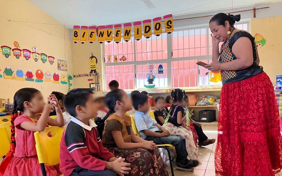 ‘Kelly Tehuanita’, la maestra zapoteca que revive su lengua en las aulas para que no muera