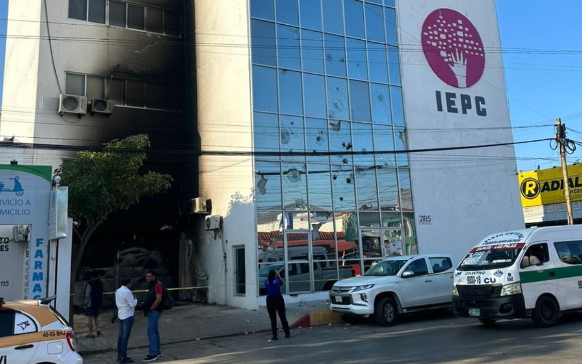 Lanzan bomba molotov contra Instituto Electoral de Chiapas