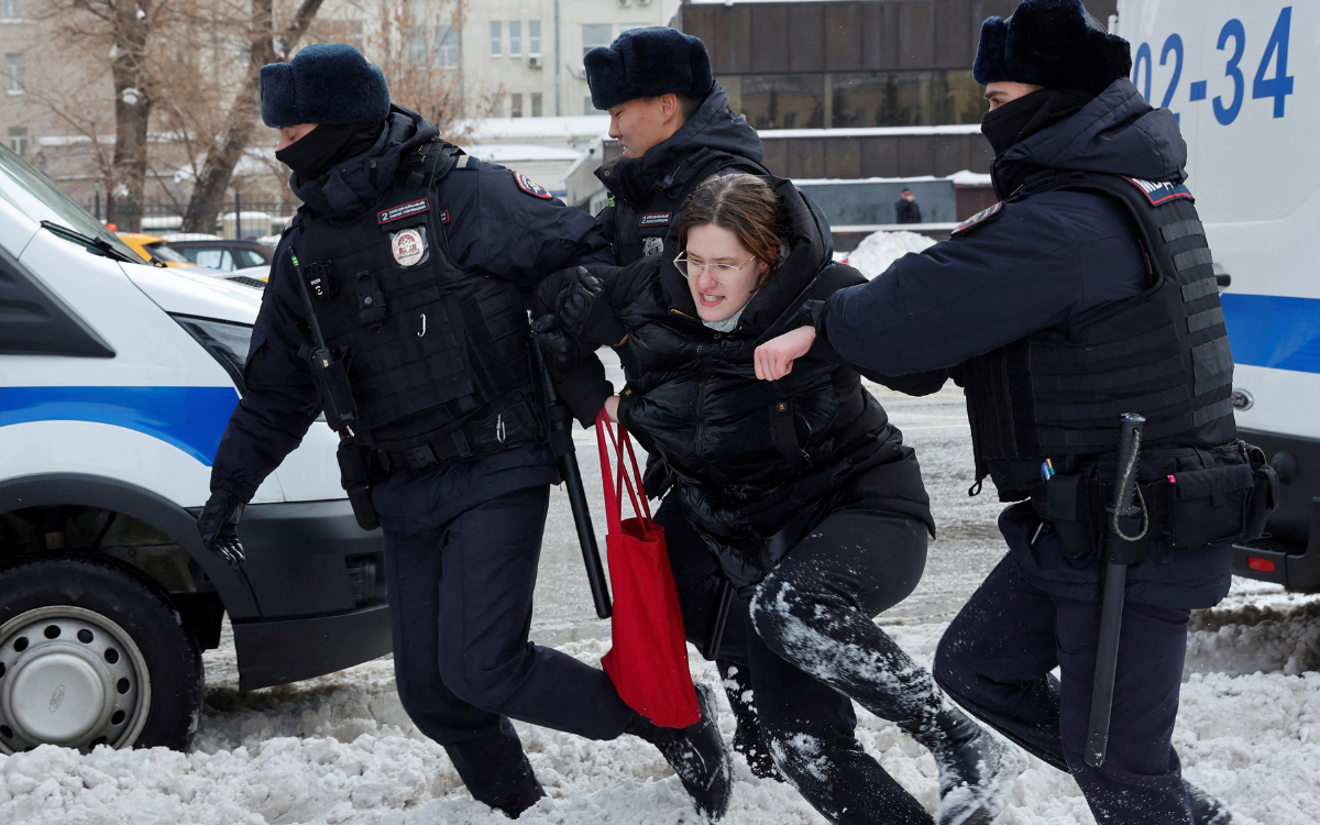 Más de 340 detenidos en manifestaciones en recuerdo a Navalni en Rusia | Video