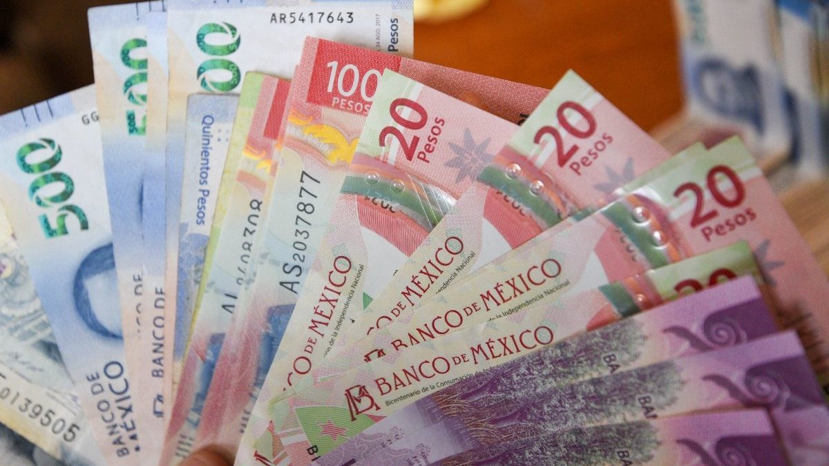 Peso mexicano cae tras datos de inflación y PIB