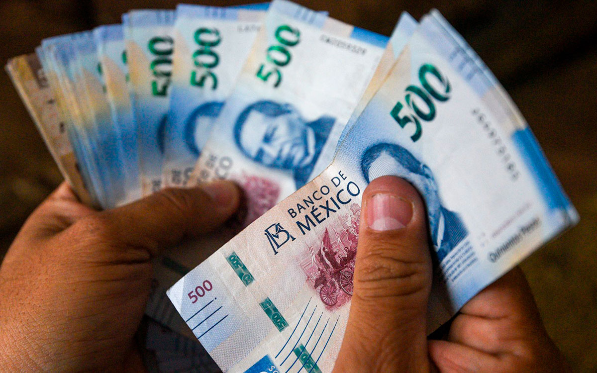 Peso mexicano avanza por segunda jornada tras decisión de Banxico; perfila ganancia semanal