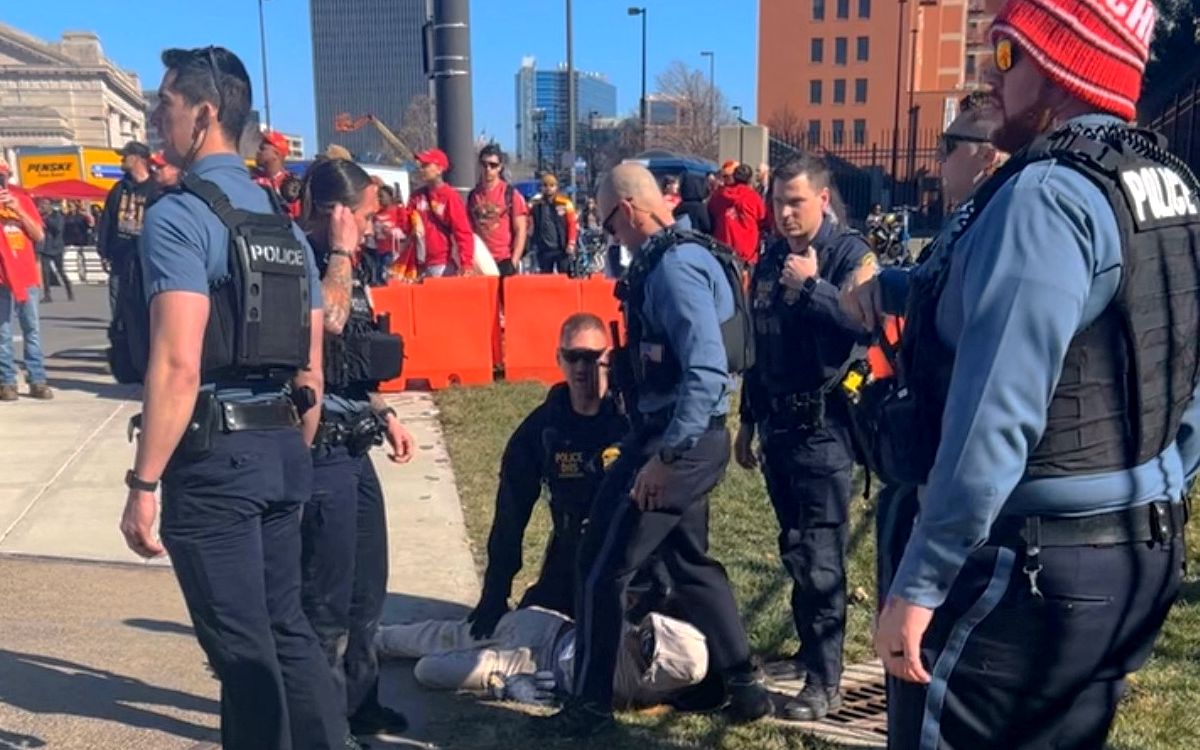Policía de Kansas City detiene a 3 tras tiroteo en celebración por Super Bowl