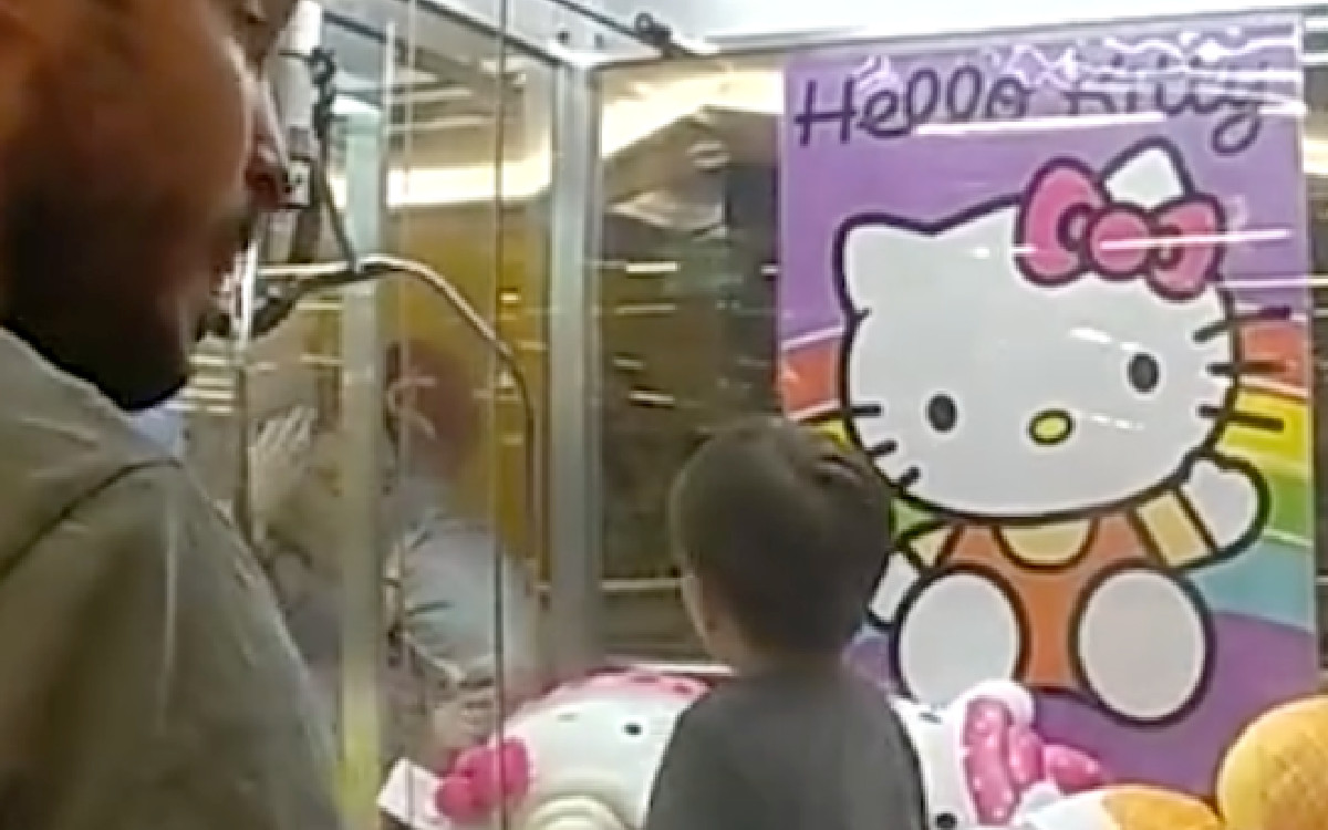 Rescatan a un niño atrapado dentro de una máquina de Hello Kitty