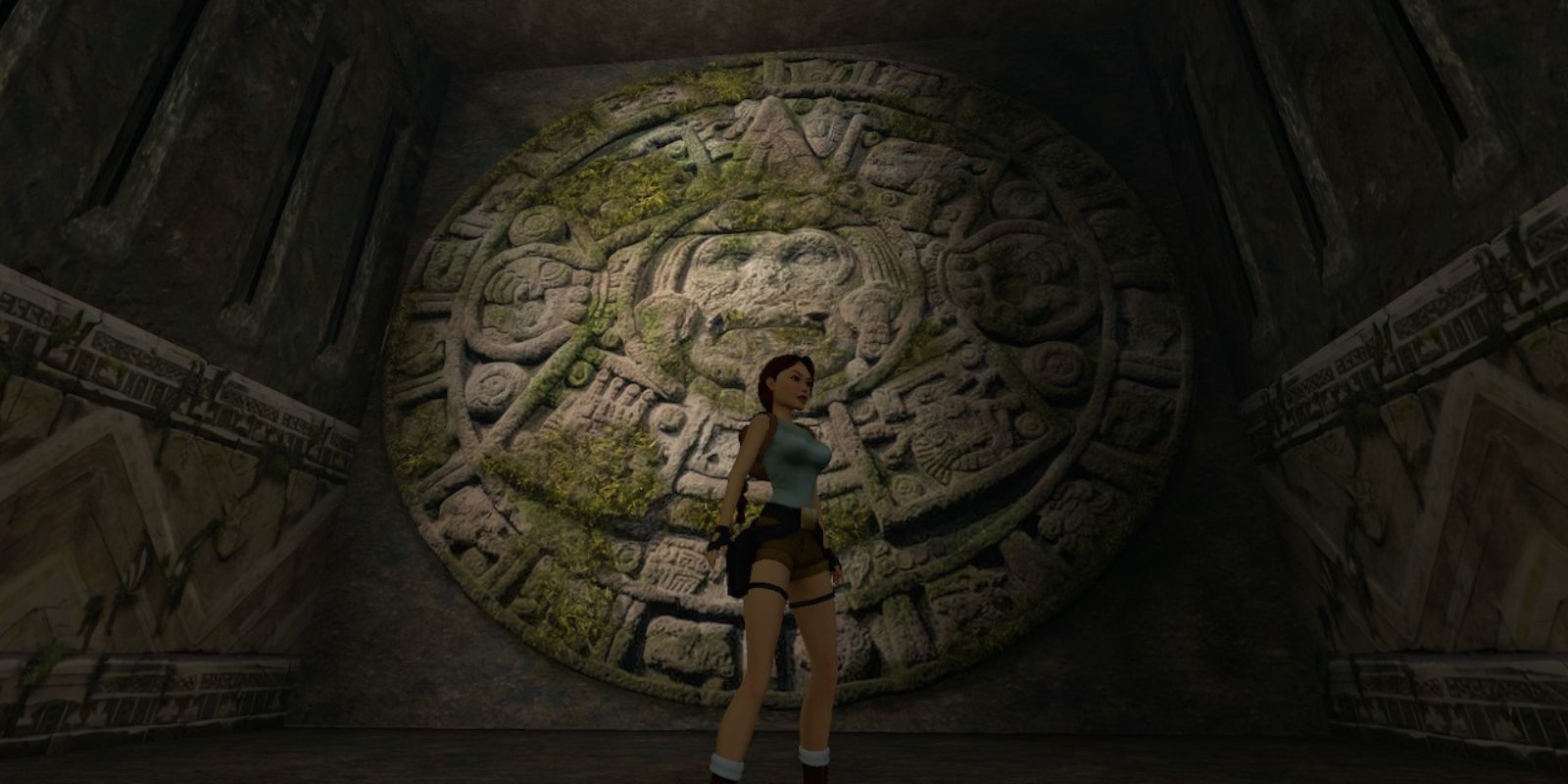 Lara Croft frente a símbolos antiguos en Tomb Raider 1 remasterizado