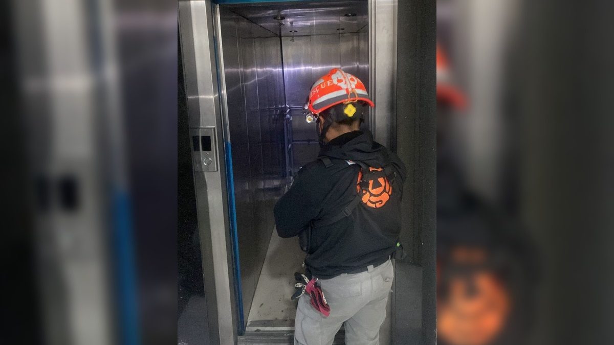 Se desploma elevador en una funeraria con tres personas y un cadáver en Monterrey