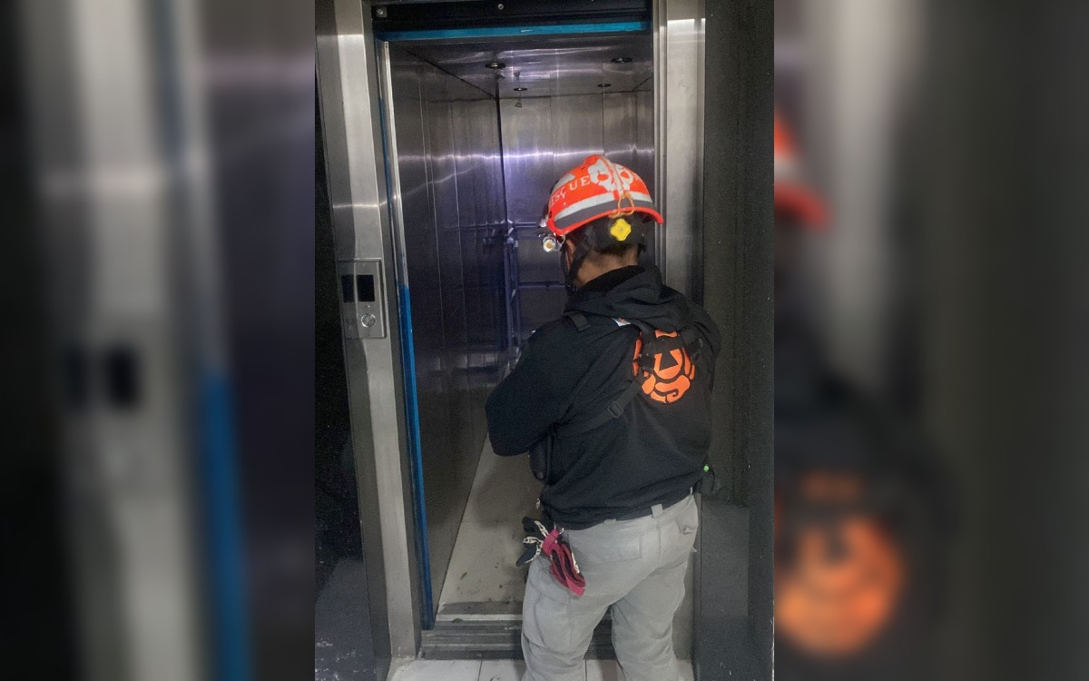 Se desploma elevador en una funeraria con tres personas y un cadáver en Monterrey