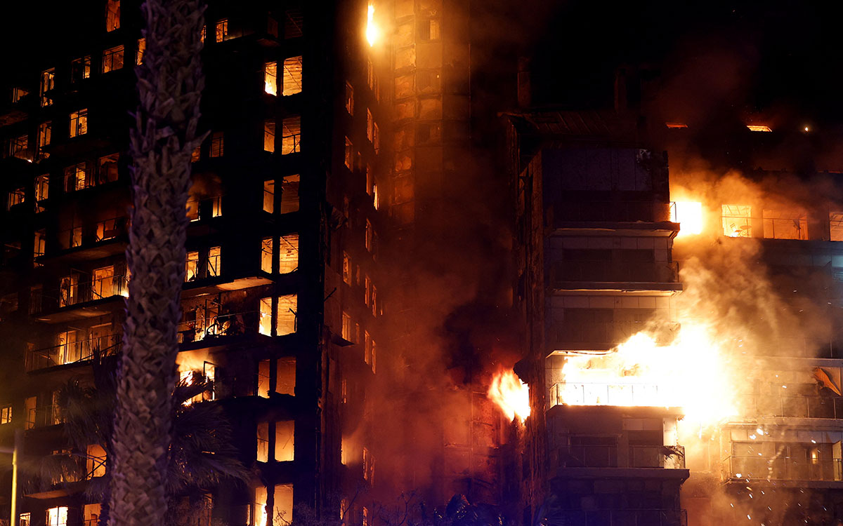 Se elevan a 10 los muertos en el incendio de un edificio de viviendas en España | Video