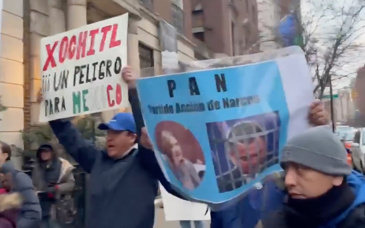 Videos | Migrantes mexicanos protestan contra Xóchitl Gálvez en Nueva York