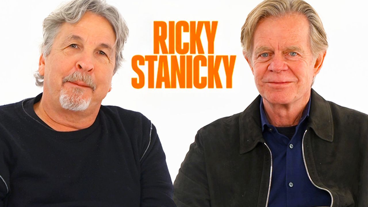 El director de Ricky Stanicky y William H. Macy hablan sobre el arte de las pollas en el aire y el lado más suave de John Cena