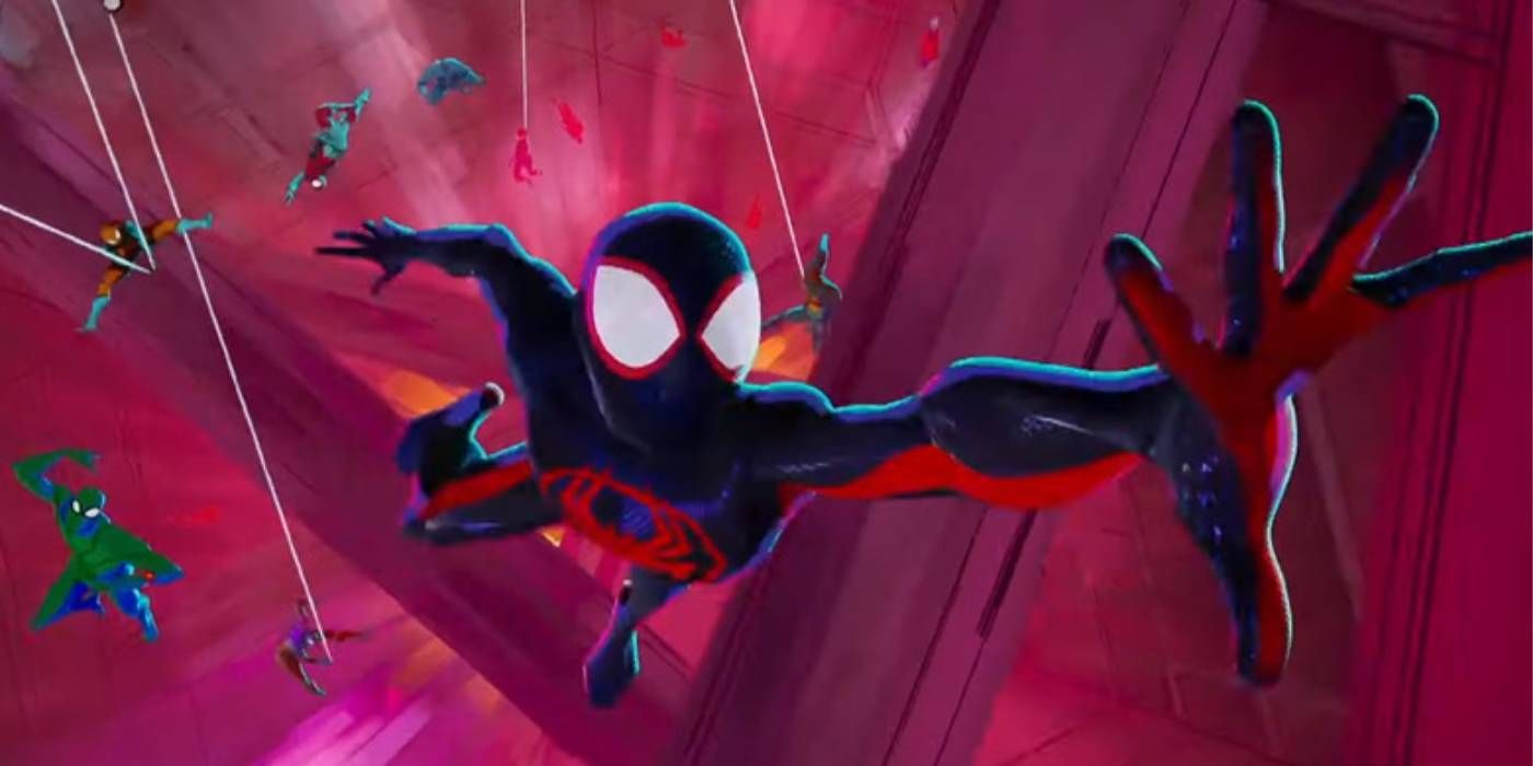 Imagen de la película Spider-Man Across the Spider-Verse de Miles Morales estirándose mientras es perseguido por otros Spider-People