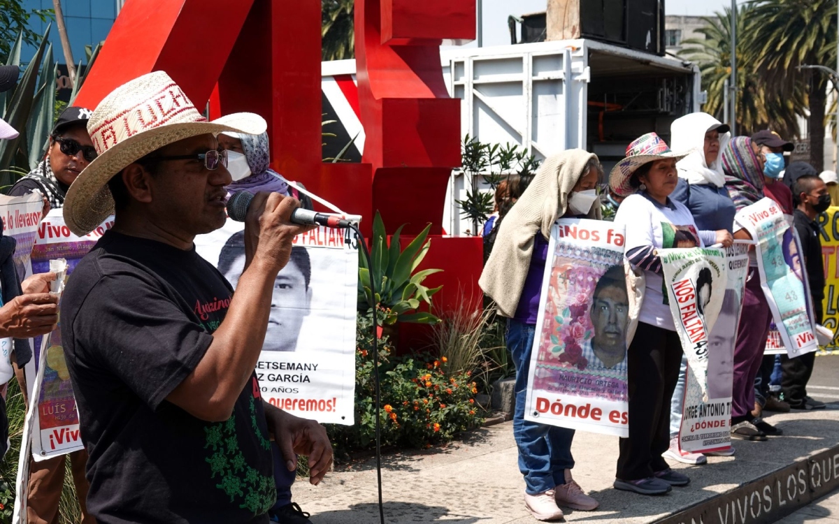 Activistas de Ayotzinapa advierten a AMLO que intensificarán sus protestas si no hay diálogo