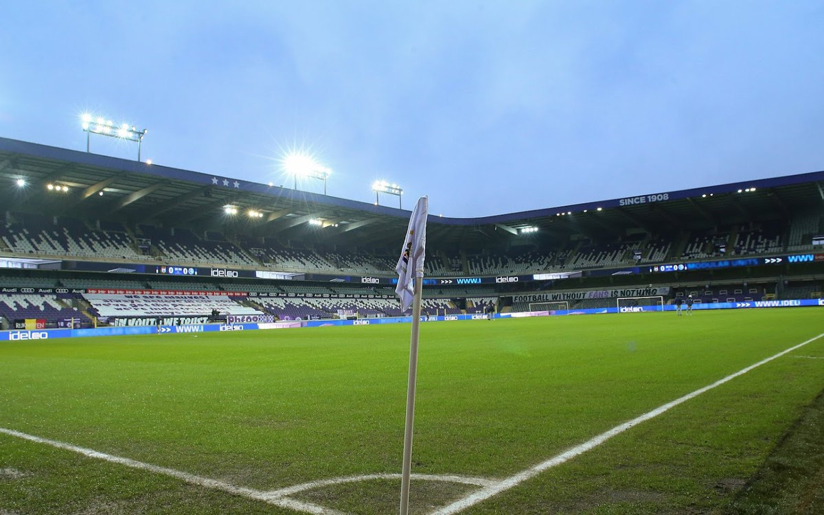 Anderlecht de Bélgica pone a la venta los focos de su estadio